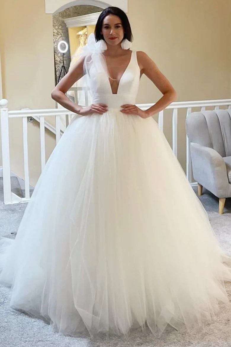Robe de bal en tulle à décolleté en V profond et dos ouvert avec nœud